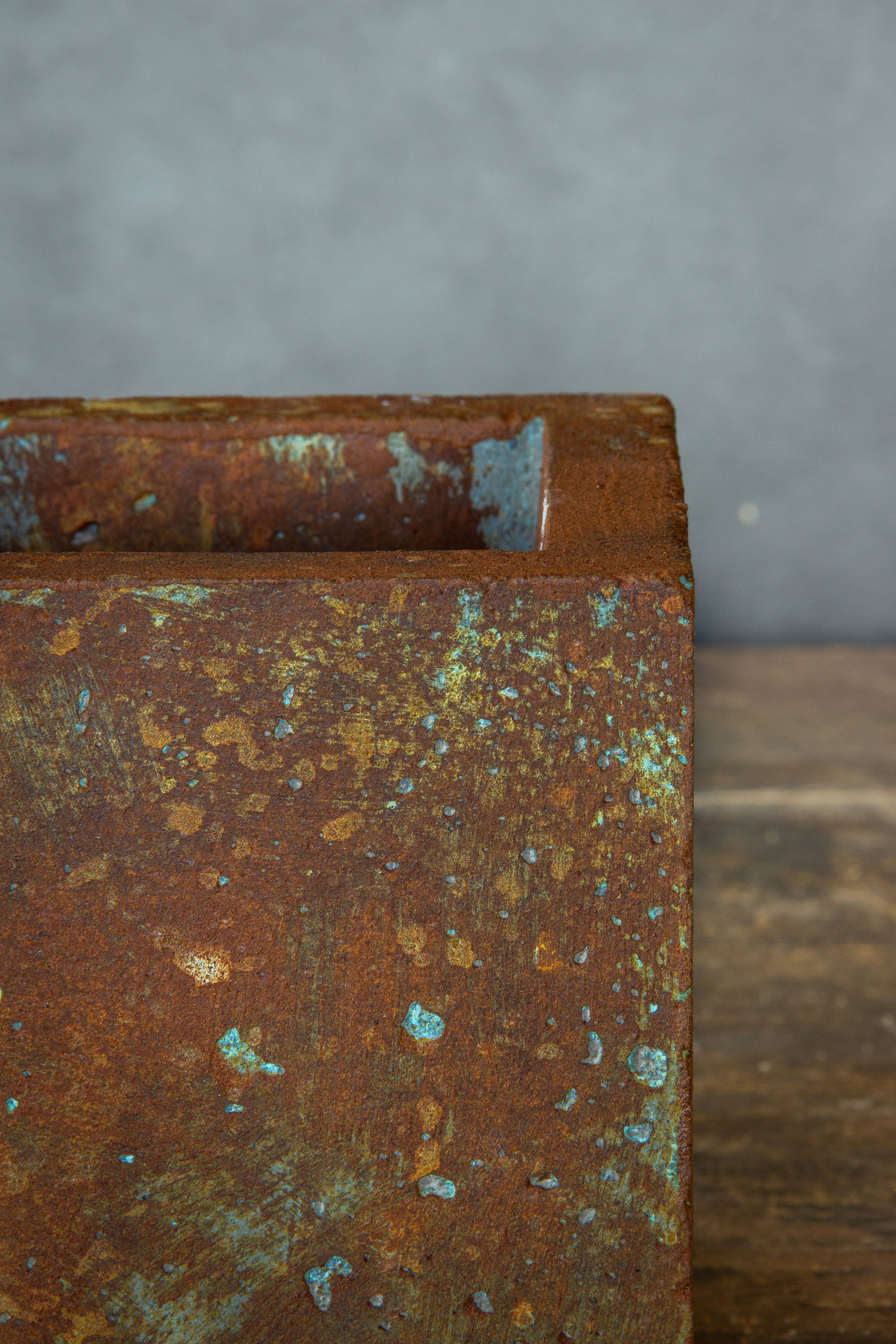 Kwadratowa osłonka z betonu portlandzkiego z intensywnym efektem rdzy i turkusowej patyny